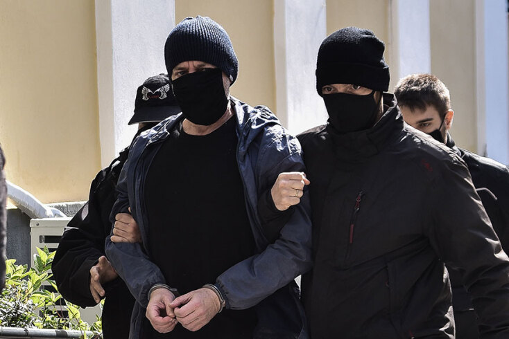 Ο Δημήτρης Λιγνάδης οδηγείται στον ανακριτή για να απολογηθεί (ΦΩΤΟ ΑΡΧΕΙΟΥ) - Ο σκηνοθέτης, με υπόμνημά του στην ανακρίτρια, ζήτησε να αφεθεί ελεύθερος με βραχιολάκι