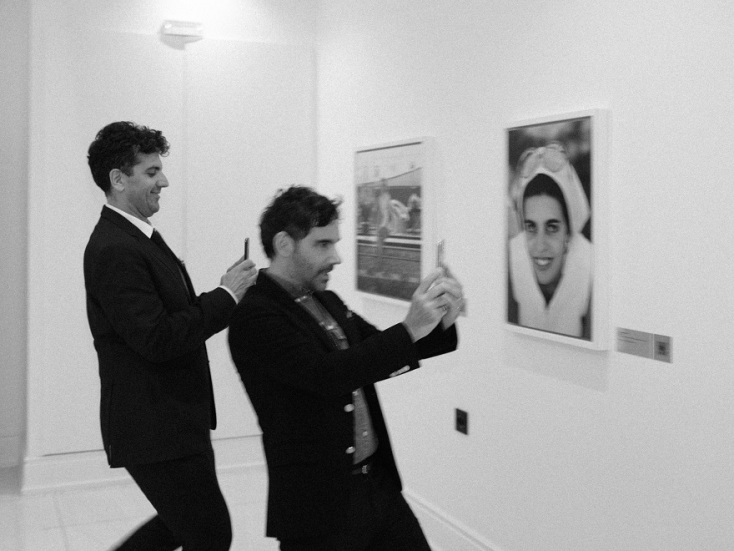 Δημήτρης Παπαδόπουλος και James Kaliardos μπροστά στο πορτραίτο της Χριστίνας Ωνάση