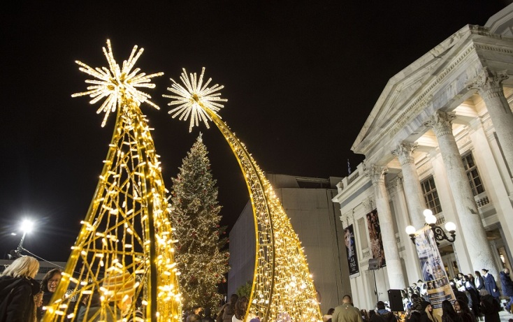 Χριστουγεννιάτικο στολισμός έξω από το Δημοτικό Θέατρο Πειραιά