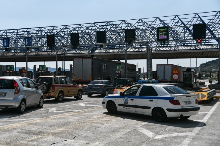 Μεγάλες ουρές στα διόδια της Ελευσίνας παρά τα μέτρα περιορισμού