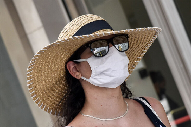 Κοπέλα με μάσκα για τον κορωνοϊό στην Αθήνα - Διπλή μάσκα για τον κορωνοϊό, χειρουργική από μέσα και υφασμάτινη απ' έξω, εισηγούνται λοιμωξιολόγοι για να μπει «φρένο» στις μεταλλάξεις