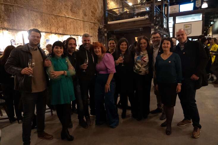 Η Έφη Θεοδώρου με τους προσκαλεσμένους της στη γιορτή «Πρόσκληση στην Πόλη»