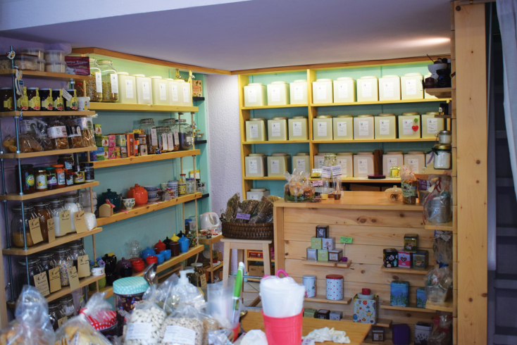 Πιπέρι στο στόμα, Μπαχαροπωλείο-Βοτανοπωλείο-Τειοπωλείο