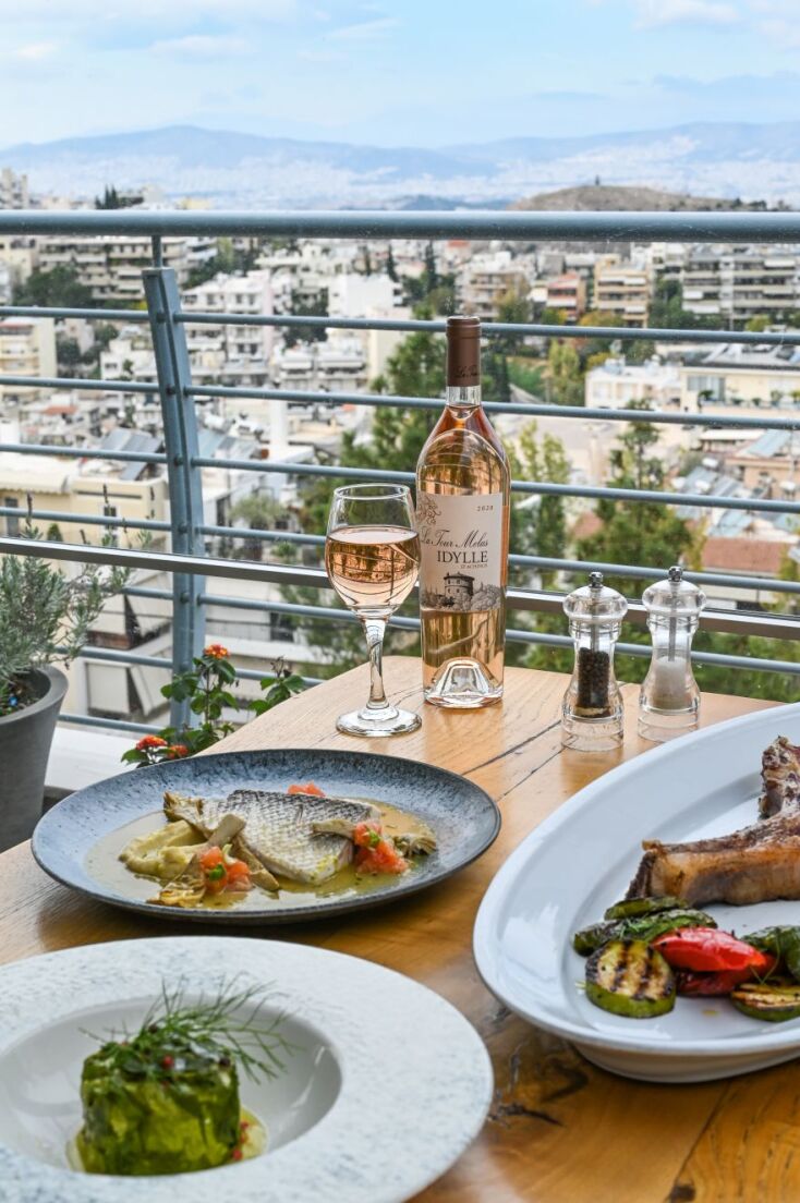 Αθηναϊκή σαλάτα, λαυράκι ποσέ και σπαλομπριζόλα