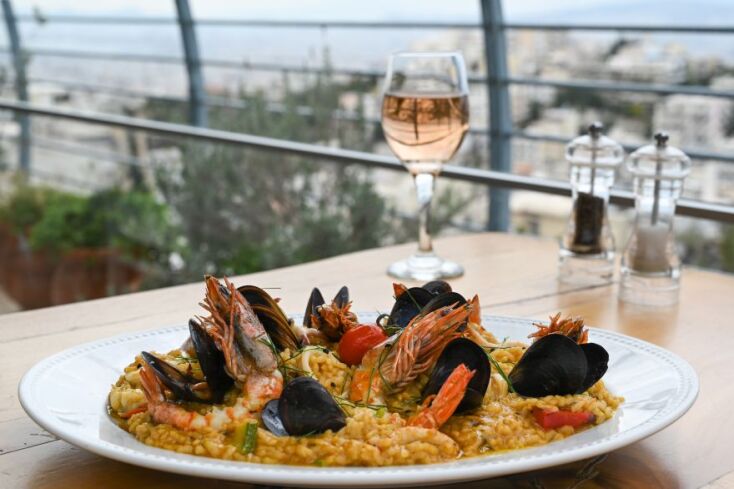 Paella θαλασσινών με γαρίδες Αμβρακικού, όστρακα και φιλέτο ψαριού με καπνιστά λαχανικά