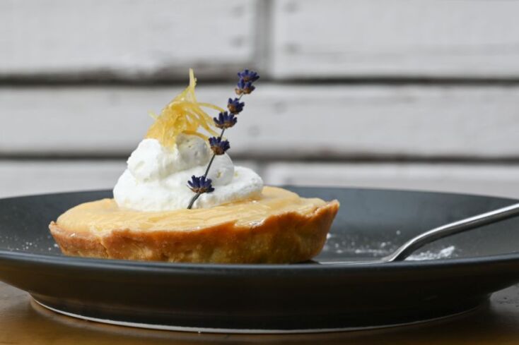 Τάρτα με κρέμα αμυγδάλου και crémeux λεμονιού 