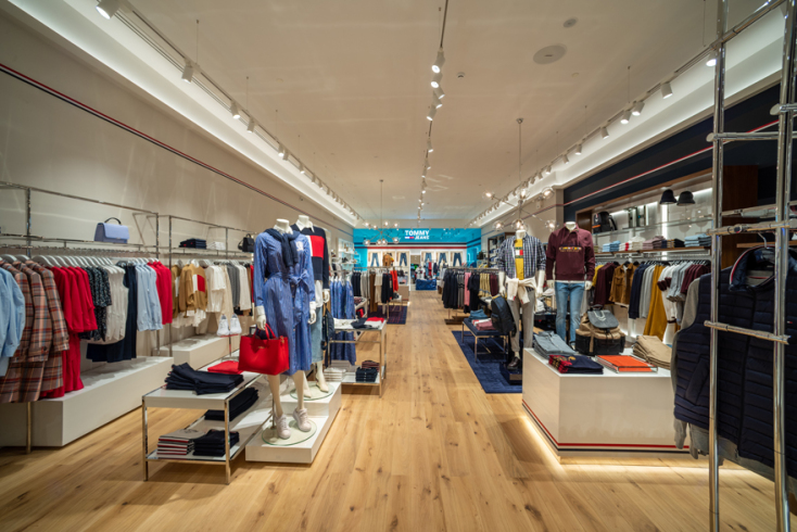 Στις 24 Σεπτεμβρίου 2020, στο πολυσύχναστο εμπορικό κέντρο “The Mall Athens” άνοιξε τις πόρτες του το νέο flagship store του εμβληματικού Αμερικάνικου brand, Tommy Hilfiger. 