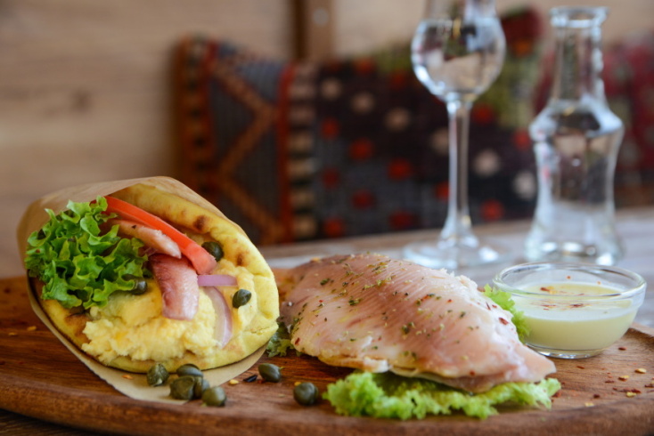 Ο Πρίγκιπας έχει και σουβλάκι με καπνιστό ψάρι για όσους νηστεύουν ή δεν τρώνε κρέας