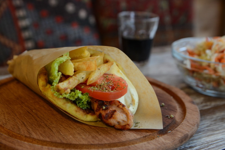 Σουβλάκι με καλαμάκι κοτόπουλο στο νέο κατάστημα του Πρίγκιπα στον Άλιμο