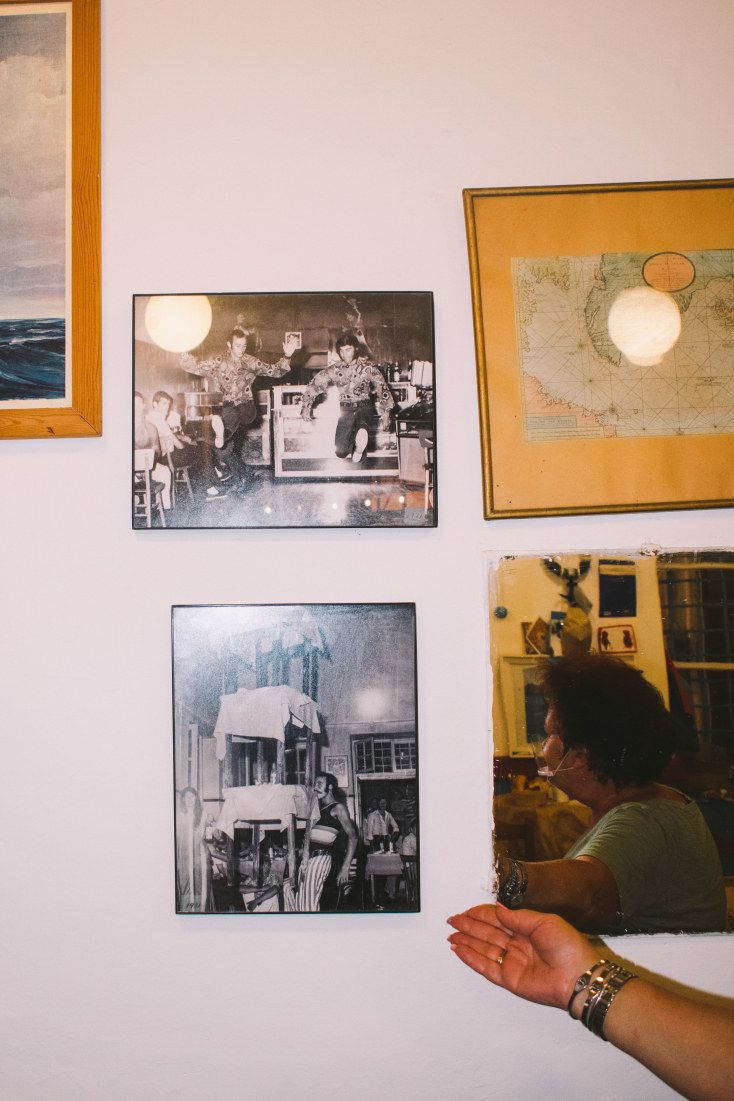 Τα κάδρα στους τοίχους της ταβέρνας