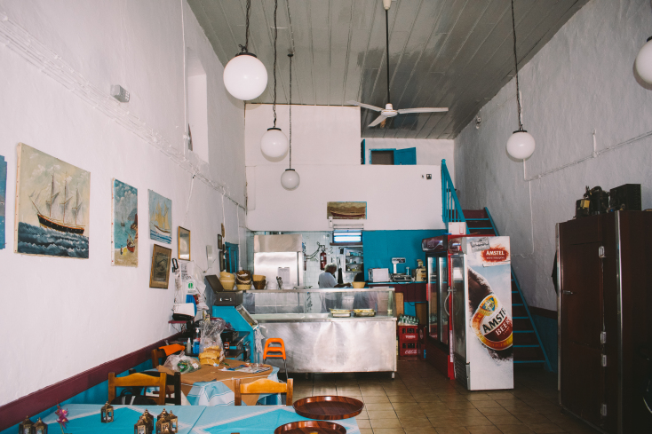 Το ψηλοτάβανο εσωτερικό της ταβέρνας Lulus