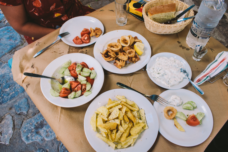 Το τραπέζι με τα καλαμαράκια στην ταβέρνα το επόμενο πρωί