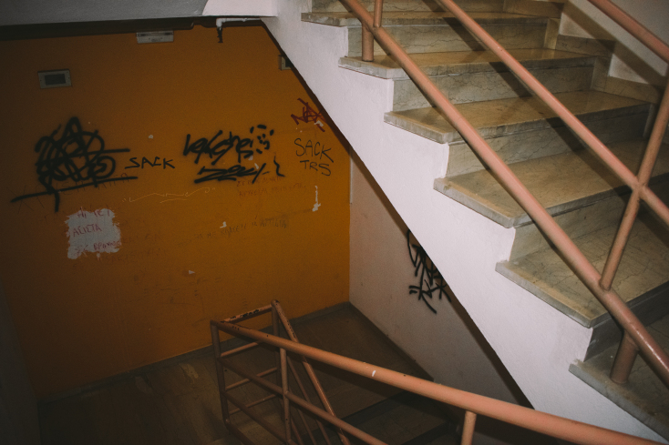 Οι σκοτεινές σκάλες της φοιτητικής εστίας