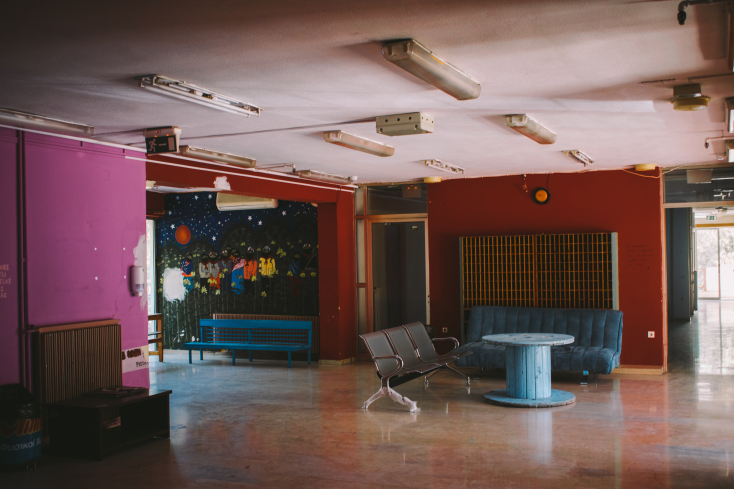 Το κεντρικό σαλόνι της εστίας που έχει αρχίσει να αδειάζει