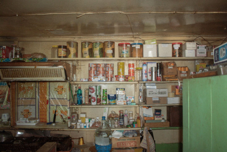 Τα ράφια με τις κονσέρβες στο παντοπωλείο