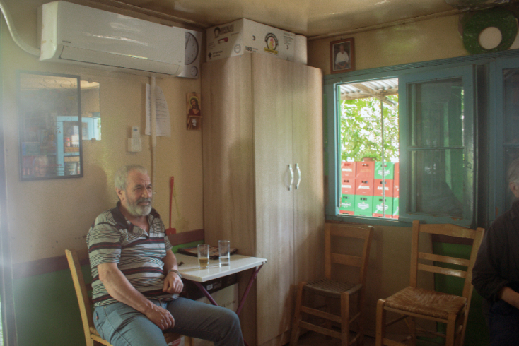 Το τραπέζι δίπλα στην πόρτα του καφενείου