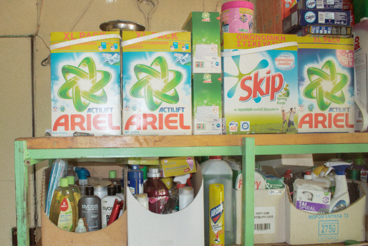 Τα απορρυπαντικά στα ράφια του μαγαζιού