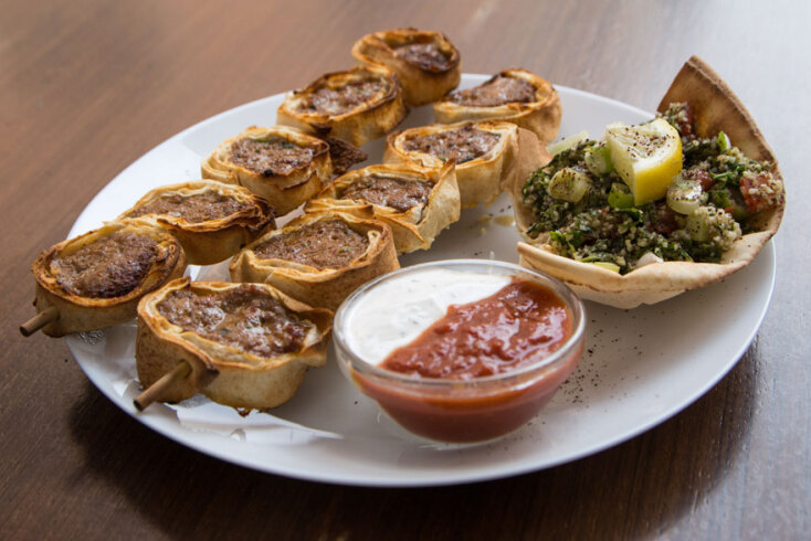 Ζουμερό κεμπάπ από φρέσκο μοσχαρίσιο κιμά, ψημένο σε λαχταριστές μπουκιές τυλιγμένες σε λεπτή, τραγανή πίτα και περασμένες σε καλαμάκι. Συνοδεύεται από σος γιαουρτιού, σάλτσα ντομάτας και σαλάτα ταμπουλέ. 