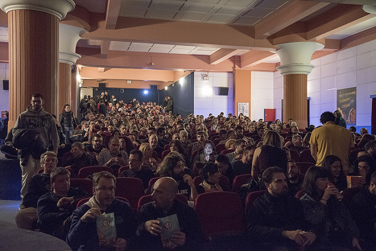 Φωτογραφία από τον κινηματογράφο Άστυ όπου προβάλλεται η "Μπαλάντα της τρύπιας καρδιάς"