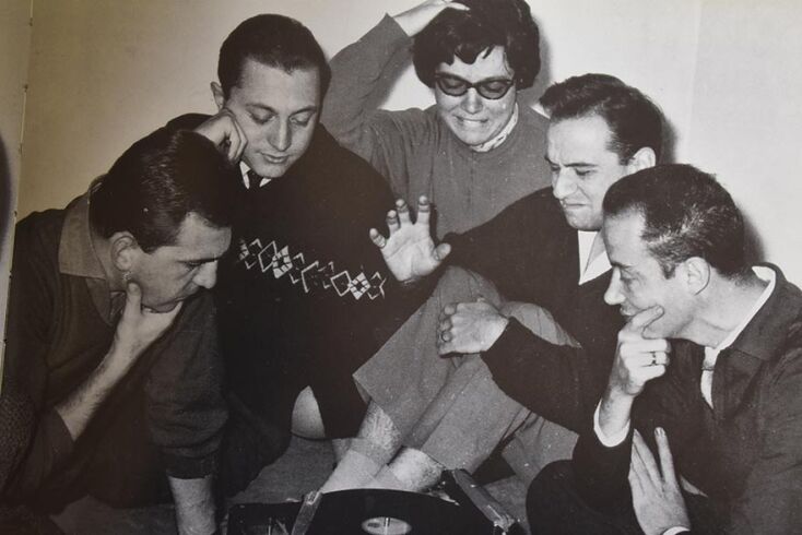 Φωτογραφία από τις πρόβες για την ηχογράφηση των τεσσάρων τραγουδιών της Νάνας Μούσχουρη με το Τρίο Καντσόνε με οδηγίες του Μίμη Πλέσσα.