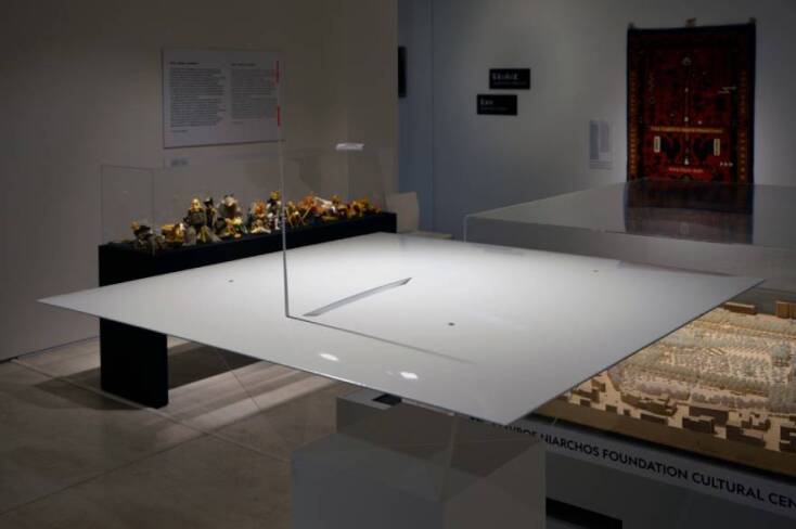 SYMBOLS &amp; Iconic Ruins του Εθνικού Μουσείου Σύγχρονης Τέχνης.