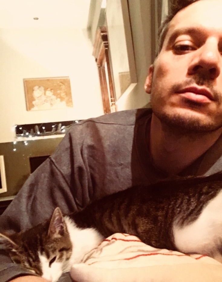 Ο Γιώργος Νανούρης μένει σπίτι με τη γάτα του