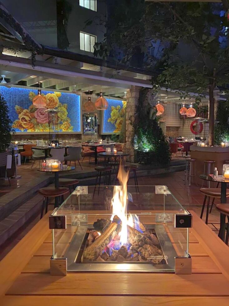 Μία από τις γωνιές με τζάκι στον κήπο του Balthazar