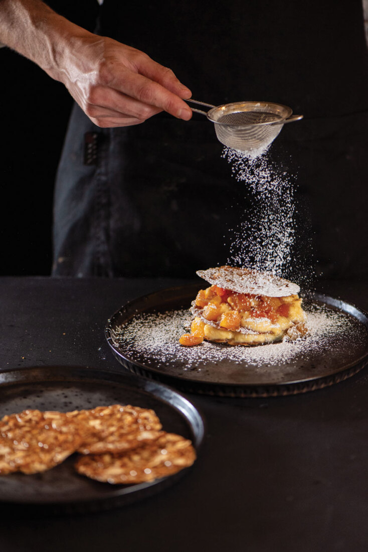 Μιλφέιγ με φλωρεντίνες, κρέμα καταλάνα και καραμελωμένα νεκταρίνια