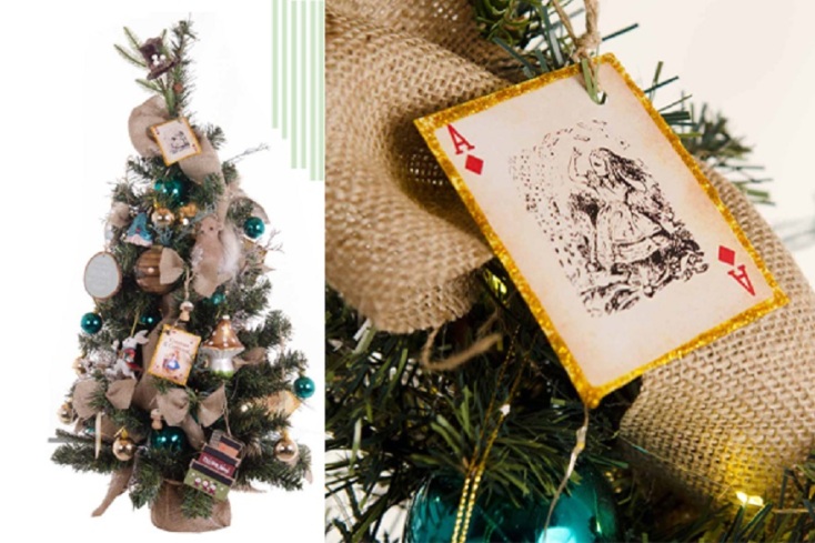 Μικρό χριστουγεννιάτικο δέντρο και λεπτομέρεια στολισμού τραπουλόχαρτο