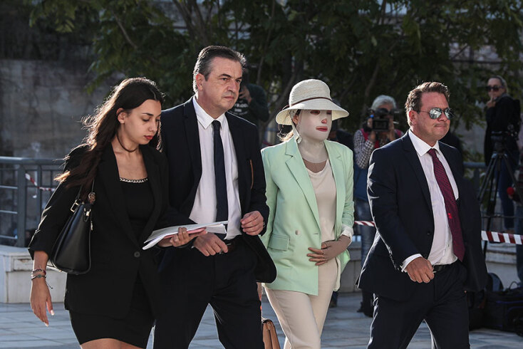 Δίκη για βιτριόλι: Η Ιωάννα Παλιοσπύρου, με την ειδική μάσκα για τα τραύματά της