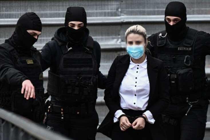 Η Έφη Κακαράντζουλα την ώρα που φτάνει στο Δικαστήριο για την απολογία της