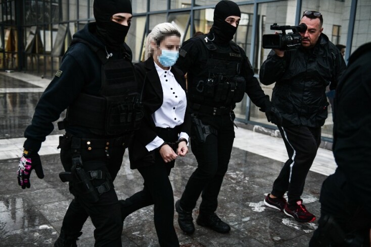 Η Έφη Κακαράντζουλα την ώρα που φτάνει στο Δικαστήριο για την απολογία της