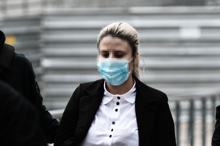 Η Έφη Κακαράντζουλα την ώρα που φτάνει στο Δικαστήριο για την απολογία της