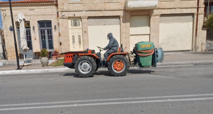 Όχημα του δήμου Αίγινας ψεκάζει τους κεντρικούς δρόμους για απολύμανση