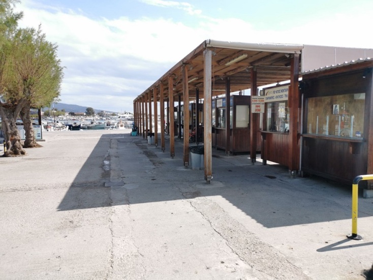 Τα εκδοτήρια εισιτηρίων στο λιμάνι της Αϊγινας χωρίς κόσμο