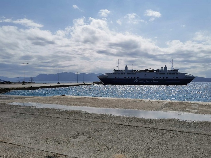 Το λιμάνι της Αίγινας με ένα δεμένο πλοίο της γραμμής