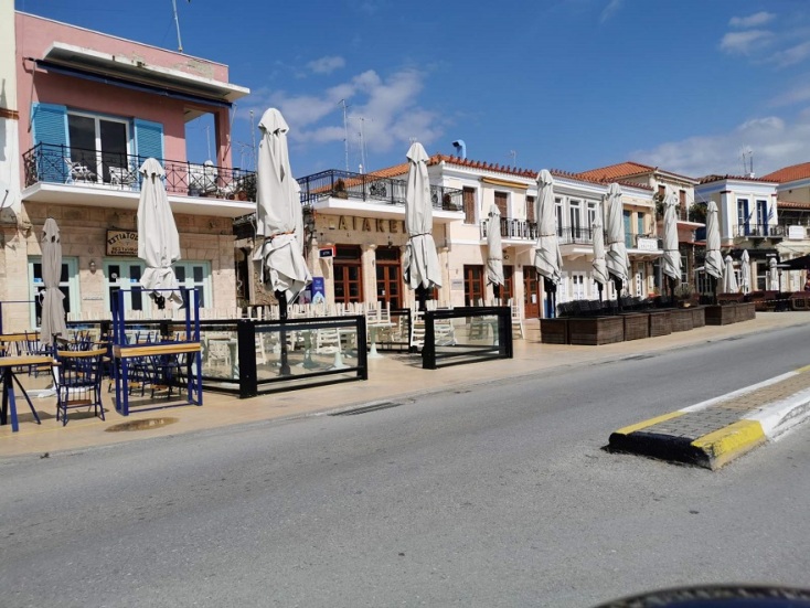Παραλία Αίγινας με άδεια καταστήματα λόγω κορωνοϊού
