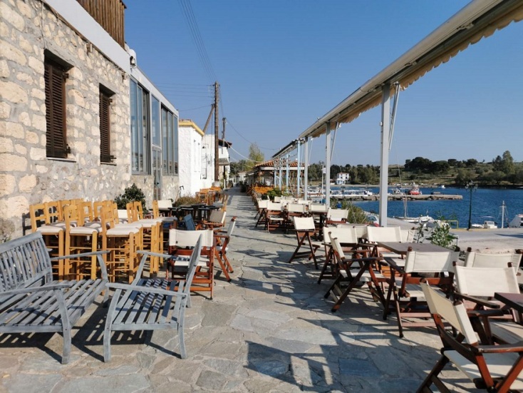 Έρημος ο πεζόδρομος με τα μαγαζιά στην Πέρδικα