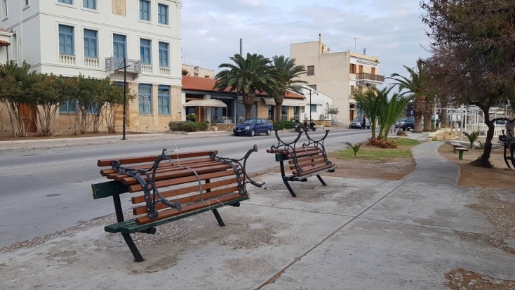 Αναποδογυρισμένα παγκάκια στην παραλία της Αίγινας