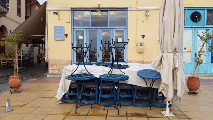 Κλειστά καταστήματα στην παραλία της Αίγινας μετά από απόφαση της κυβέρνησης