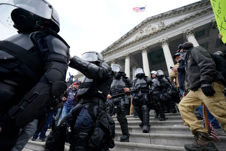 Αστυνομικοί και διαδηλωτές μπροστά στο Καπιτώλιο των ΗΠΑ