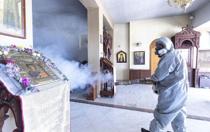 Απολύμανση εκκλησιών στη Θεσσαλονίκη για κορωνοϊό: Ψεκάζουν τα πάντα