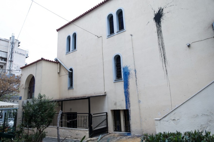 Πέταξαν μπογιές στην εκκλησία που λειτουργούσε ο ιερέας