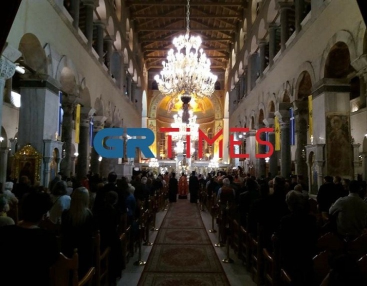 Οι πιστοί μέσα στον ναό του Αγίου Δημητρίου