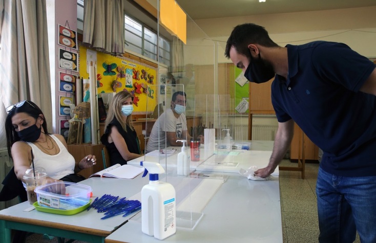Εκλογές στην Κύπρο: Στιγμιότυπο από την κάλπη - Με μάσκες οι ψηφοφόροι 