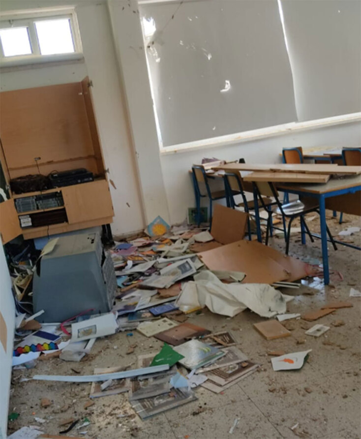 Από την έκρηξη προκλήθηκαν ζημιές σε πόρτες και παράθυρα