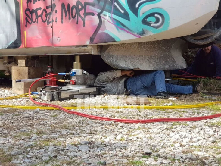 Προαστιακός: Αγώνας δρόμου για να αποκατασταθεί η κυκλοφορία μετά τον εκτροχιασμό βαγονιού στην Πάτρα