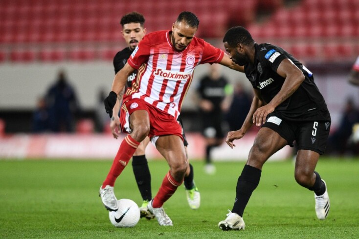 Ο Γιουσέφ Ελ Αραμπί ανάμεσα σε δύο παίκτες του ΠΑΟΚ