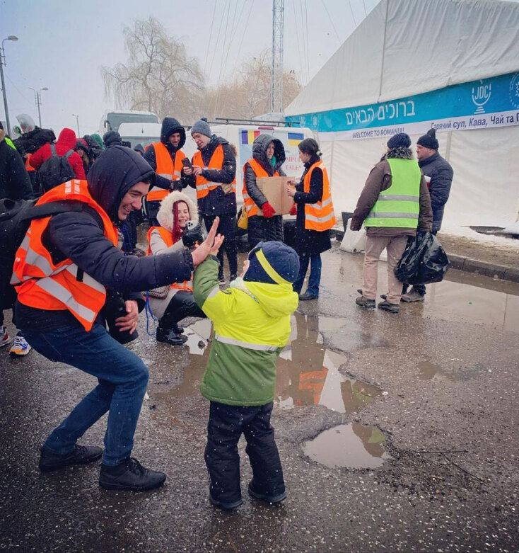 Εθελοντές και πρόσφυγες από την Ουκρανία σε καταυλισμούς στη Ρουμανία