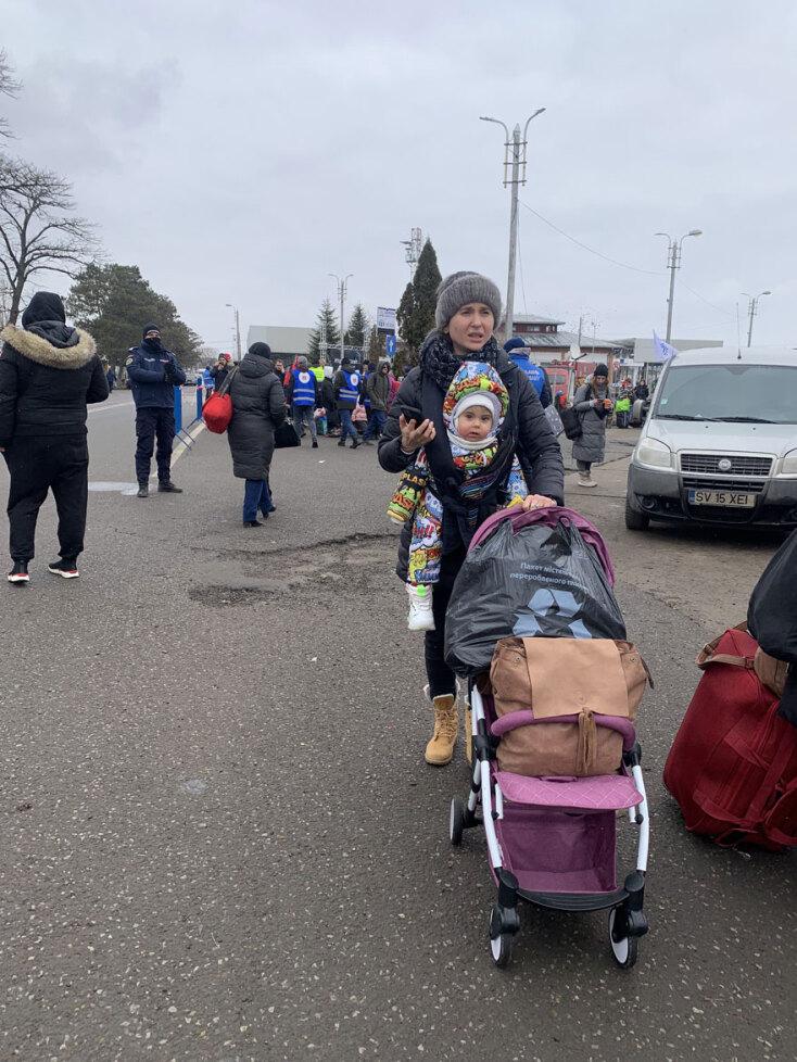 Εθελοντές και πρόσφυγες από την Ουκρανία σε καταυλισμούς στη Ρουμανία